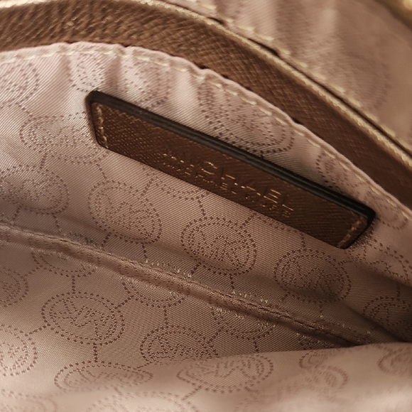 Michael Kors Metallic Gold Wristlet W Fur Heart Hair Clip - Picture 8 of 9